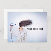 Vrouw blaas drogend haar Grappig Briefkaart (Voorkant / Achterkant)