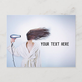 Vrouw blaas drogend haar Grappig Briefkaart