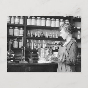 Vrouw Chemist, 1919 Briefkaart