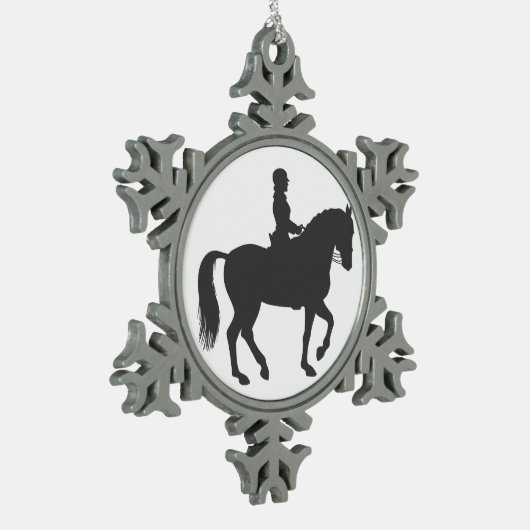vrouw dat paard rijdt - Kies achtergrondkleur Tin Sneeuwvlok Ornament (Links)