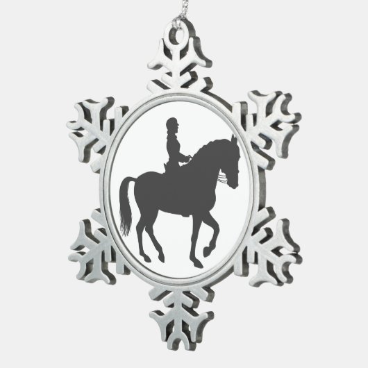 vrouw dat paard rijdt - Kies achtergrondkleur Tin Sneeuwvlok Ornament (Rechts)