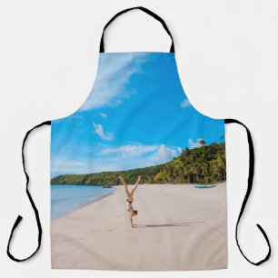 Vrouw die acrobaat maakt aan de kust nabij bergra schort