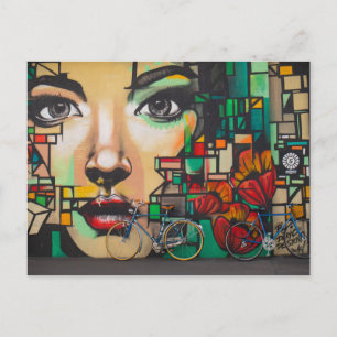 Vrouw die Briefkaart van Blauwe Bikes (Zwitserland