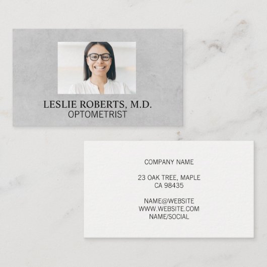 Vrouw die een bril met een sterkte draagt | Optome Visitekaartje (Voorkant / Achterkant)