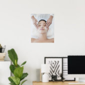 Vrouw die een gelaatmassage ontvangt poster (Thuiskantoor)