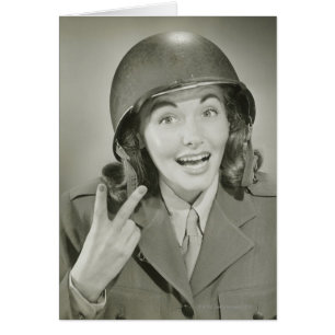 Vrouw die een legerhelm draagt