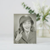 Vrouw die een legerhelm draagt briefkaart (Staand voorkant)