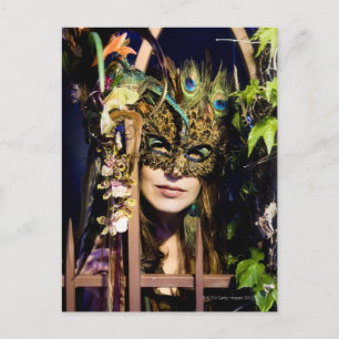 Vrouw die een masker draagt die uit en ijzer kijkt briefkaart