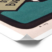 Vrouw die een Poster van het Boek leest (Hoek)