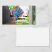 Vrouw die glasvenster schoonmaken visitekaartje (Voorkant / Achterkant)