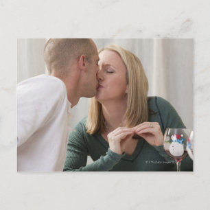 Vrouw die het woord 'Kiss' ondertekent in Amerikaa Briefkaart