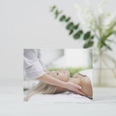 Vrouw die massage ontvangt briefkaart (Staand voorkant)