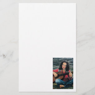 Vrouw die muziek speelt met akoestische gitaar briefpapier