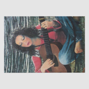 Vrouw die muziek speelt met een akoestische gitaar tissuepapier