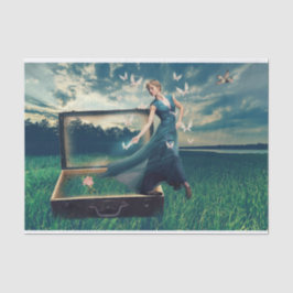 Vrouw die ontkoppelde pagina uitzet tissuepapier