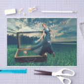 Vrouw die ontkoppelde pagina uitzet tissuepapier (Craft)