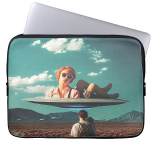 Vrouw die ontspant op UFO in de woestijn Laptop Sleeve