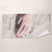 Vrouw die op wit zand ligt badhanddoek (Badhanddoek)