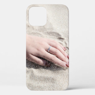 Vrouw die op wit zand ligt iPhone 12 hoesje