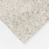 Vrouw die op wit zand ligt fleece deken (Hoek)