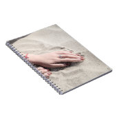 Vrouw die op wit zand ligt notitieboek (Rechterzijde)