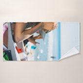 Vrouw die op zonlounger ligt en haar gezicht bedek badhanddoek (Badhanddoek)