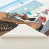 Vrouw die op zonlounger ligt en haar gezicht bedek sherpa deken (3/4)