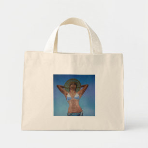 Vrouw die Pet en Sarong geniet van de zomertijd Mini Tote Bag