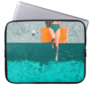 Vrouw die 's ochtends naast het zwembad ligt laptop sleeve