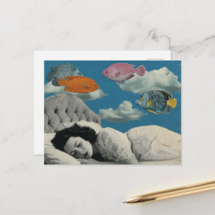 Vrouw die slaapt in de oceaan van wolken en vissen briefkaart