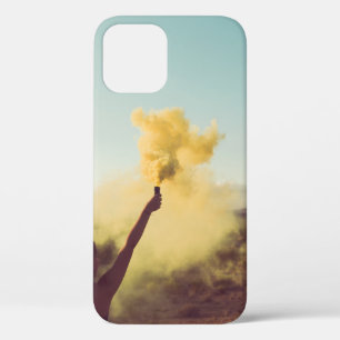 Vrouw die staat op woestijnstaarten iPhone 12 hoesje