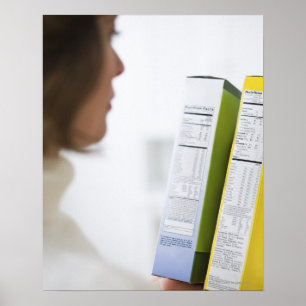 Vrouw die voedingsetiketten vergelijkt poster