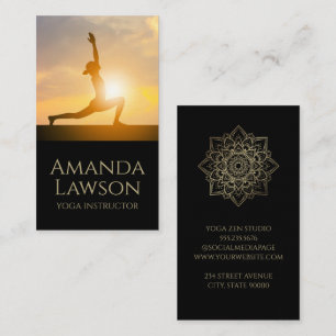 Vrouw die Yoga beoefent bij zonsondergang Visitekaartje