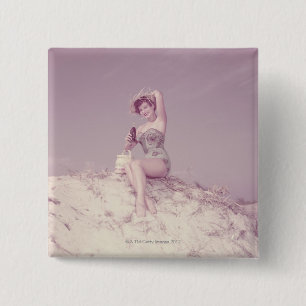 Vrouw die zich op strand terugtrekt vierkante button 5,1 cm