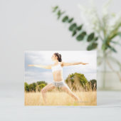 Vrouw doet Yoga Stretch Briefkaart (Staand voorkant)