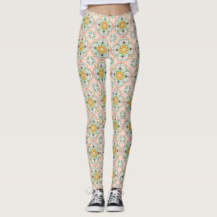 Vrouw draagt leggings met een bloemtegels-motief