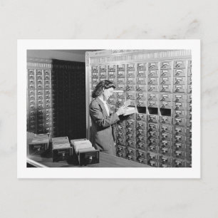 Vrouw en bibliotheekkaartcatalogus vintage briefkaart