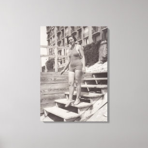Vrouw foto op het strand in Cannes in de jaren 193 Canvas Afdruk
