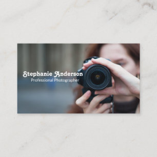 Vrouw fotografeert visitekaartje