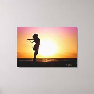 Vrouw Geluk Aan Strand Zonsondergang Canvas Afdruk