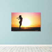 Vrouw geluk bij strand Sunset Canvas Afdruk (Insitu (Houten vloer))