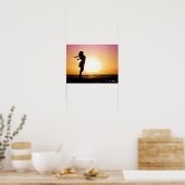 Vrouw geluk bij strand Sunset Poster (Keuken)