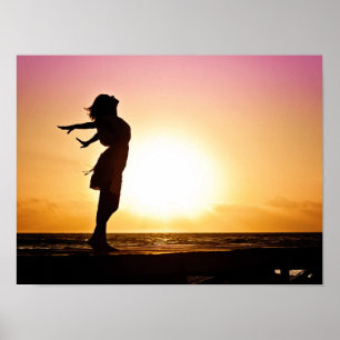 Vrouw geluk op de strandzonde poster