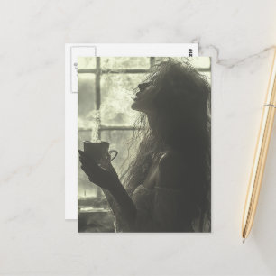 Vrouw geniet van stoomthee briefkaart
