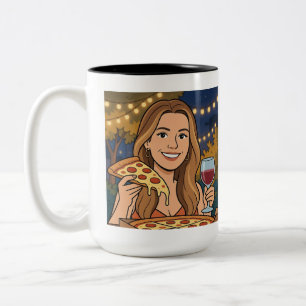 Vrouw geniet van wijn en pizza buiten tweekleurige koffiemok