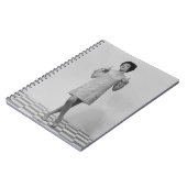 Vrouw Gesturing Notitieboek (Linkerzijde)