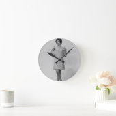 Vrouw Gesturing Ronde Klok (Huis)