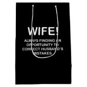 Vrouw Grappige Typografie Vrouw Medium Cadeauzakje (Achterkant)