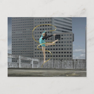 Vrouw gymnast buiten op daktop springen in de luch briefkaart
