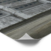 Vrouw gymnast buiten op daktop springen in de luch poster (Hoek)